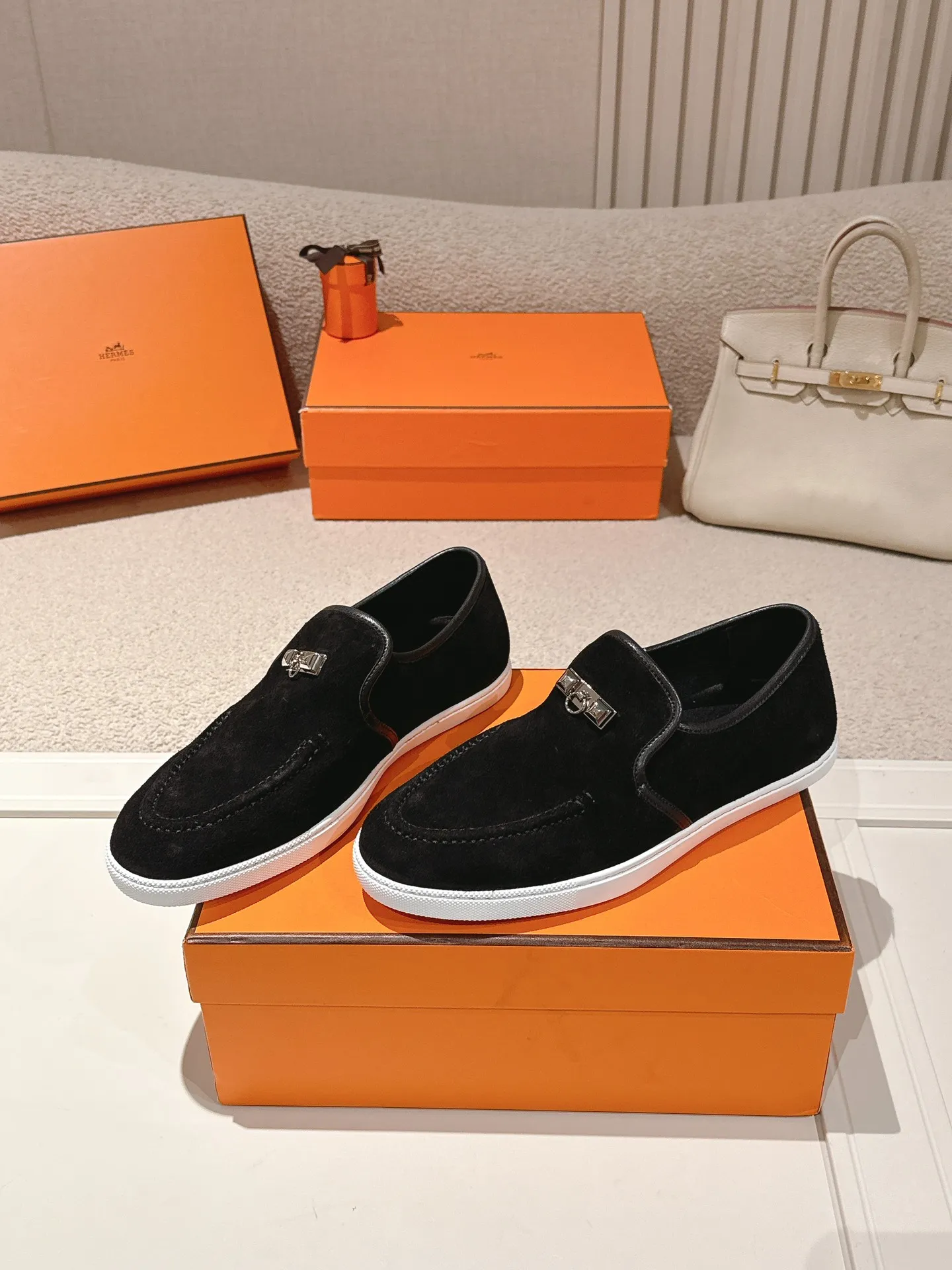 Men's Men's Shoes 600💰 Hermes# Couple Studded Loafers Calfskin and suede goatskin lace-up free sneakers with signature "H" detail. The design is simple and smooth, creating a fashionable urban look. It is comfortable and versatile. H family classics are not outdated, and the delivery counter is exquisitely packaged🛍📦 Fabric: Original customized imported first-layer cowhide/cow down Lining: Imported soft sheepskin Sole: Original open-molded anti-slip TPU material Size: 35-45